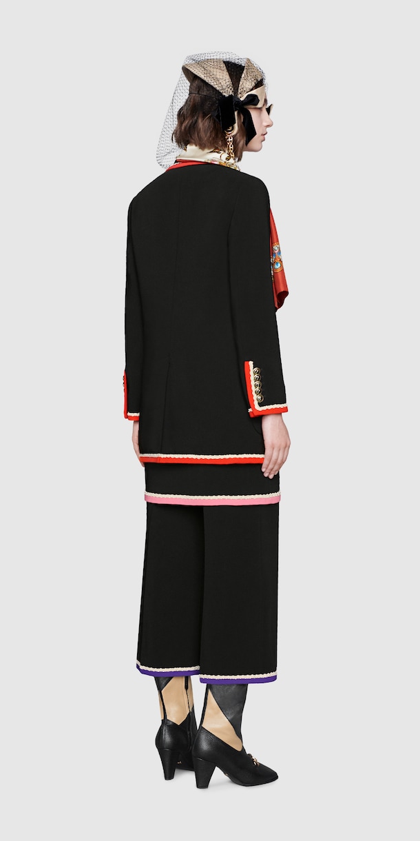 الإطلالة 77 Back Side