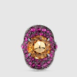 Anello con borchie e cristalli