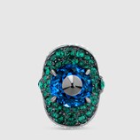 Anello con borchie e cristalli
