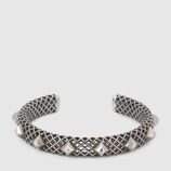Bracciale rigido in argento con borchie