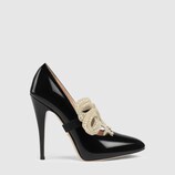 Leather pump with pearl bow