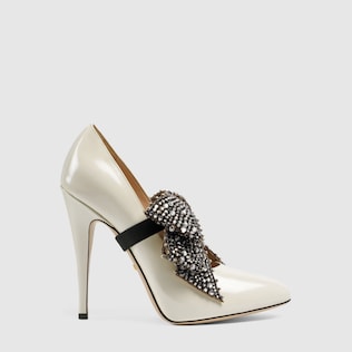 Leather pump with crystal bow