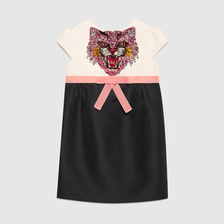 Robe pour enfant en tissu léger avec broderies en sequins