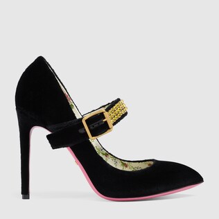 Velvet pump with crystals