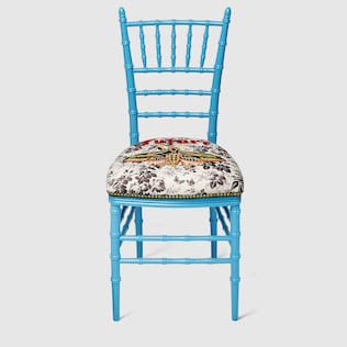 Chaise Chiavari avec broderie papillon de nuit
