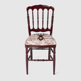 Chaise en bois avec broderie abeille