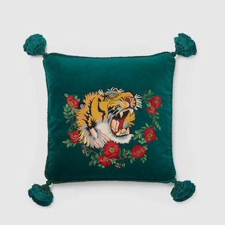 Coussin en velours avec broderie tigre