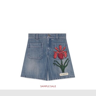 Bermuda in denim con fiore