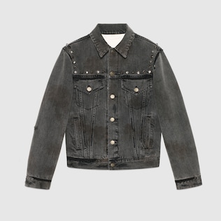 Chaqueta de tejido vaquero con tachuelas y estampado de mano y ramillete