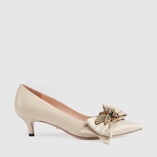 Pumps aus Leder mit Schleife