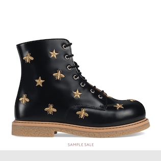 Stivale stringato con api e stelle
