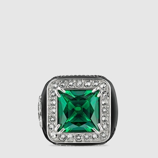 Anello con pietra e cristalli