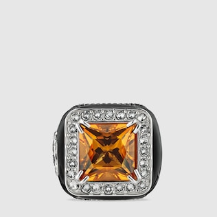 Bague ornée de pierres et de cristaux