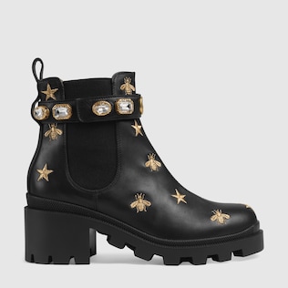 Stiefelette aus besticktem Leder mit Gurt