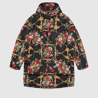 Cape-Mantel mit Blumen und Quasten