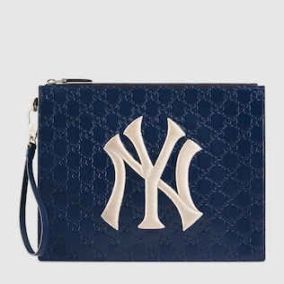 NY Yankees™贴饰皮革手拿包
