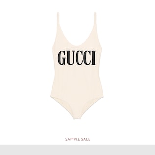 بدلة سباحة برّاقة مع طبعة Gucci