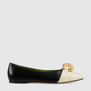 Ballerina aus Leder mit Halbmond GG