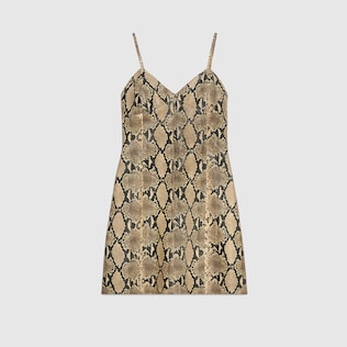 Kleid aus Leder mit Python-Print
