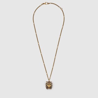 Collar con cabeza de león y perlas