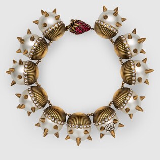 Pearl necklace with strawberry closure