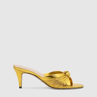 Mittelhohe Sandale aus Metallic-Leder