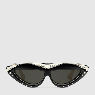 Oval sunglasses with crystals