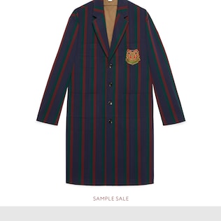 Abrigo de lana a rayas con insignia