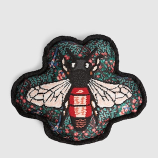 Coussin à broderie abeille