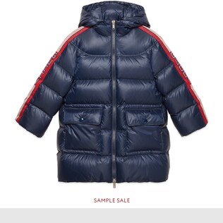 معطف من النايلون مع شريط Gucci للأطفال