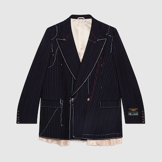 Chaqueta asimétrica de rayas con pespuntes
