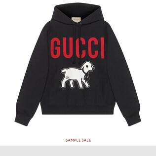 كنزة خفيفة واسعة مزيّنة بطبعة الحمل مع شعار Gucci