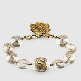 Pulsera con cuentas y detalle floral