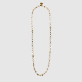 Collier de perles avec détail fleuri