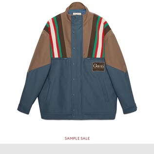جاكيت من الدريل مزيّن بملصق Gucci