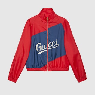 جاكيت من النايلون مزيّن بأحرف Gucci