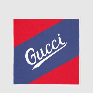 Sciarpa in cotone con stampa Gucci corsivo