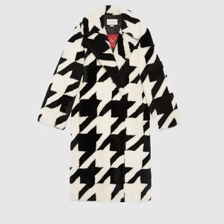 Manteau en fourrure d’agneau à imprimé pied-de-poule