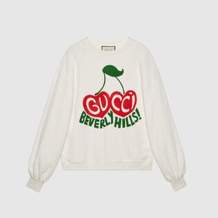 سويت شيرت بطبعة شعار Gucci داخل الكرز وعبارة
