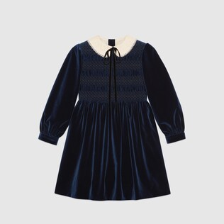 Robe en velours avec broche nœud coupe étroite
