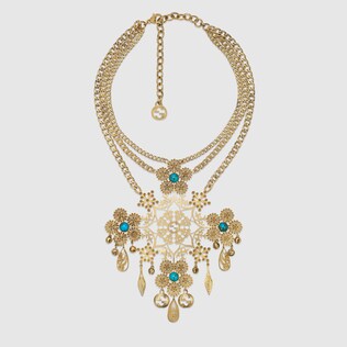 Floral motif necklace with resin