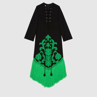 Kleid aus Wolle mit langen Ärmeln und Stickerei