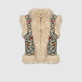 Chaleco de borreguillo con bordado floral