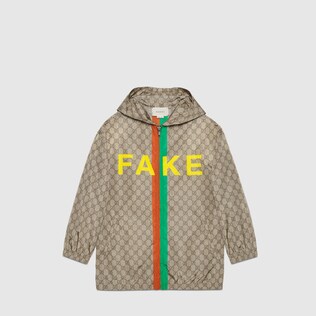 Kinderjacke aus GG Nylon mit „Fake/Not“-Print
