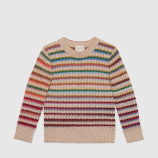 Kinderpullover mit Streifen und Gucci Etikett