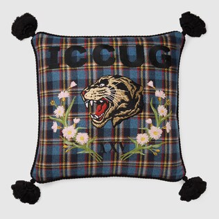 Coussin avec empiècements ICCUG et tigre