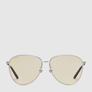 Sonnenbrille mit tief sitzendem Nasensteg