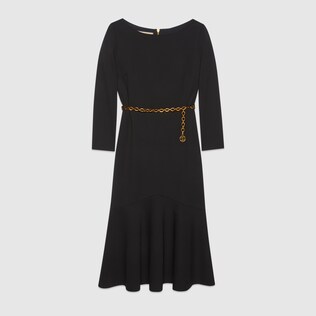 Kleid aus Sablé mit Kettengürtel