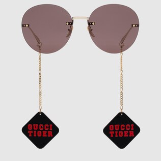 Gucci Tiger Sonnenbrille mit rundem Rahmen und Anhänger