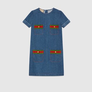 Kleid aus Denim mit Web-Besätzen